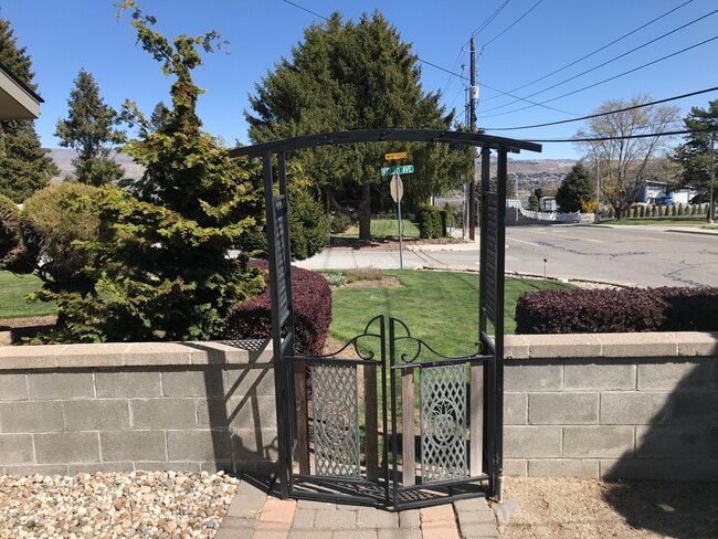 Photo - 2004 Kelso Ave