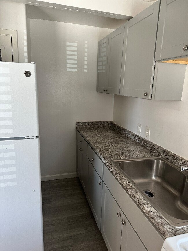 Photo - 590 Denslowe Dr Unit B