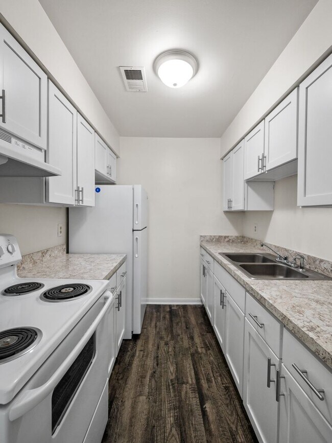 Photo - Pinehurst Apartments (Pinehurst Apartments...