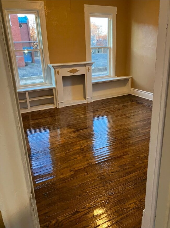 Building Photo - Completely Remodeled 4 bedroom