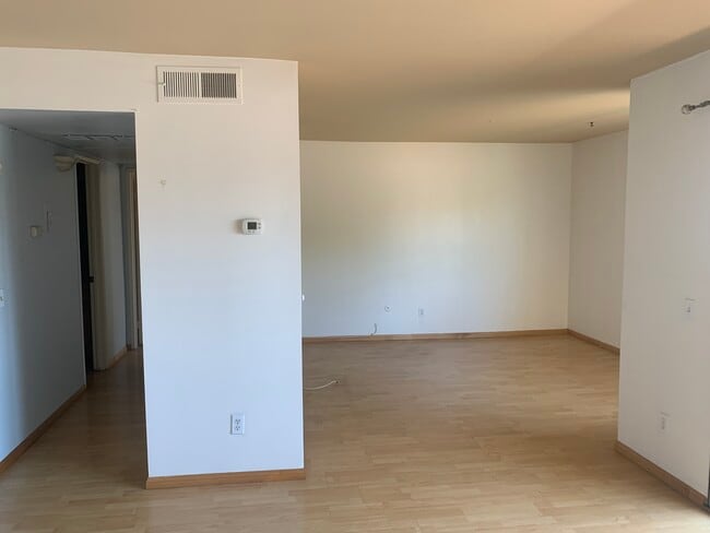 Den - 1422 Rock Glen Ave Unit 207