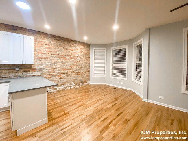 Photo - 2452 N Southport Ave Unit 2450