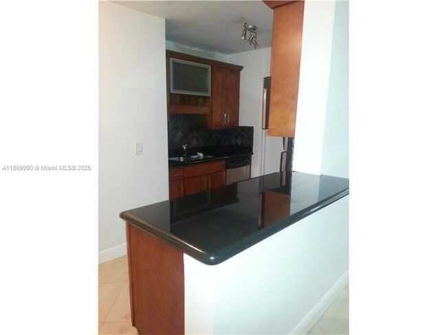 Building Photo - 2880 Pine Tree Dr Unit 10 Rental