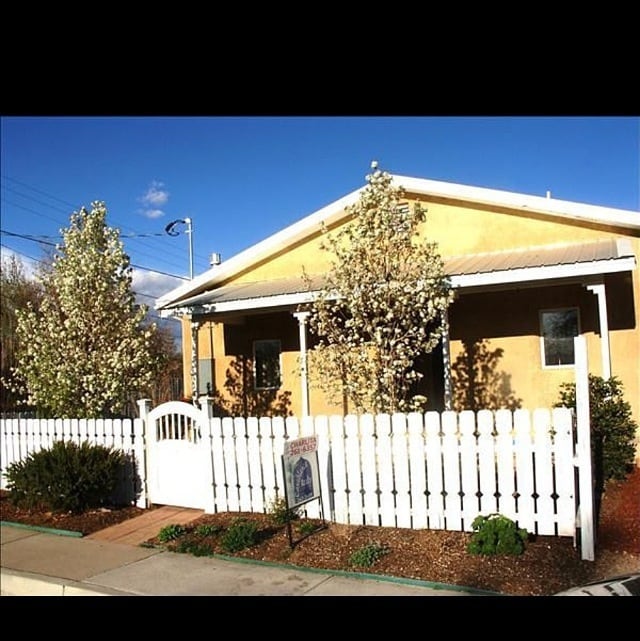Building Photo - ABSOLUTELY DARLING 2 Bedroom  1 Bath DOWNT... Rental