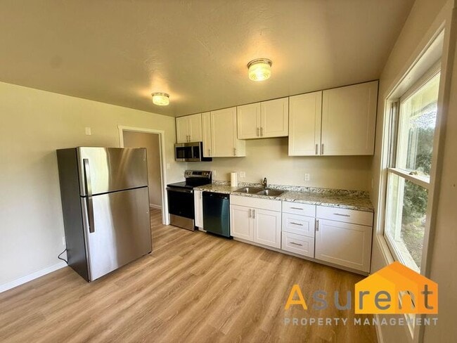 Building Photo - Freshly Renovated 3-Bedroom, 1-Bath Duplex in Ashland