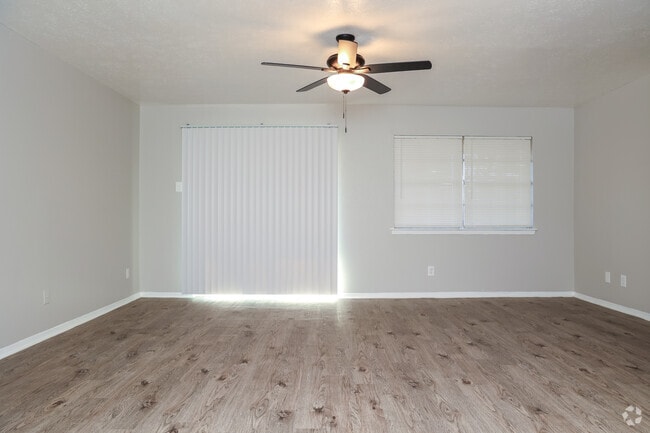 2BR, 1BA - 780SF