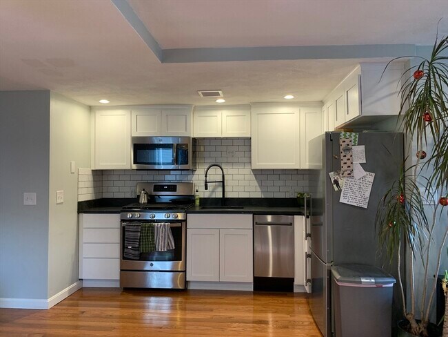 Building Photo - 269 Sumner St Unit 3
