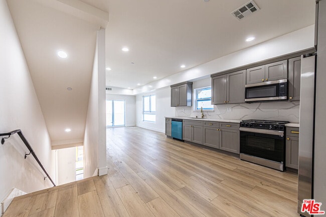 Photo - 5436 Romaine St