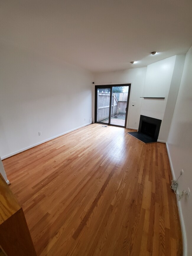 Photo - 159 King George St