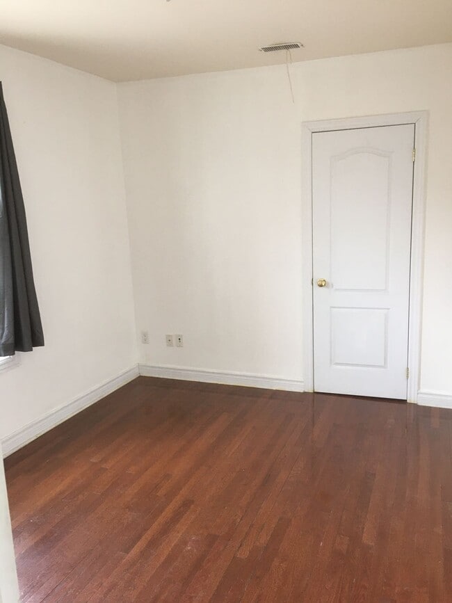 Photo - 1230 Dufferin St Unit #2