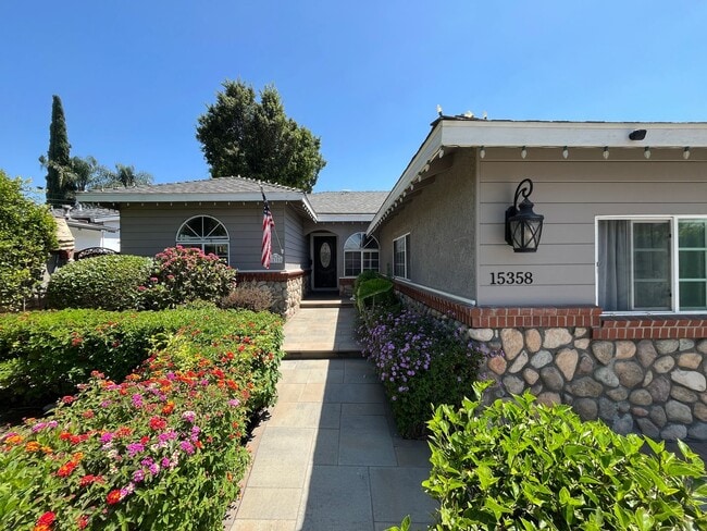 Building Photo - Beautifully Upgraded 3+2 w/ putting green & BBQ!