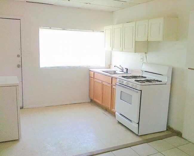 Photo - 915 Maple Terrace