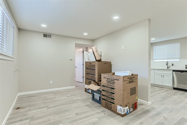 Photo - 2545 Kenton St Unit B