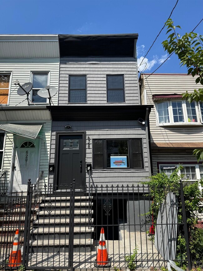Building Photo - 628 Bramhall Ave Unit 2 Rental