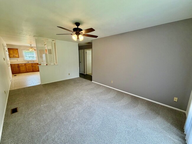Photo - 3 Bedroom 1 Bathroom - Huge Backyard!