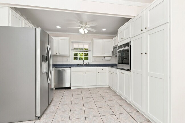 Photo - 12823 Holiday Ln