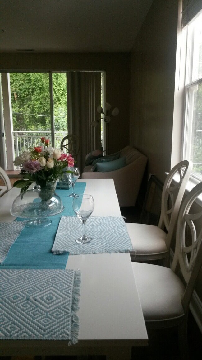 Living Room - 1310 Kenilworth Ave Unit 520