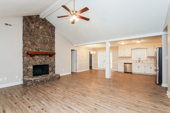 Photo - 105 Interlaken Pl