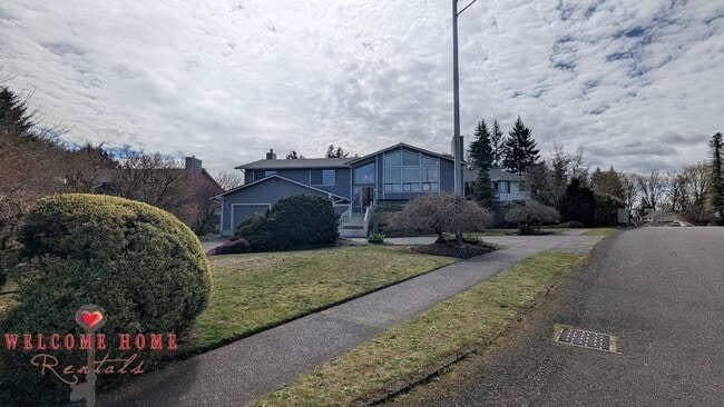 Photo - HUGE 5-BEDROOM home with separate BONUS ROOM, large fenced yard, no carpet!!!