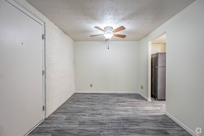 1 habitación, 1 baño - 872 pies cuadrados - Comedor - Oaks Apartments