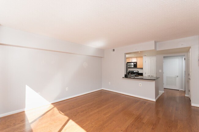 Building Photo - Logan Circle Condo | 1 Bed | 1 Bath | 625 Sf Unit 508