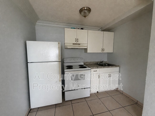 Photo - 2416 10th St W