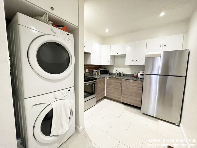 Building Photo - 73 Gainsborough St Unit 201