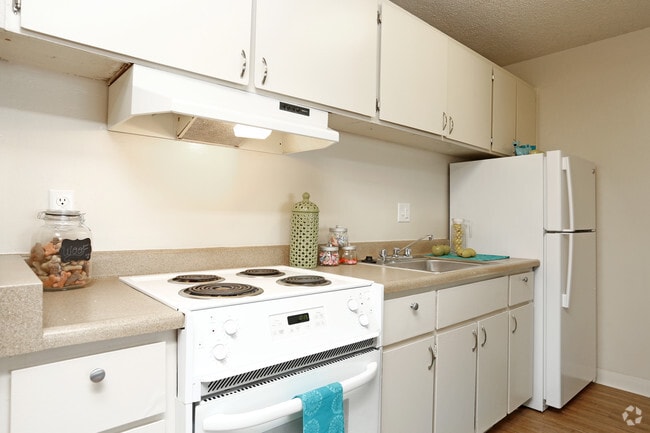 2BR,1BA-850SQ - J Street