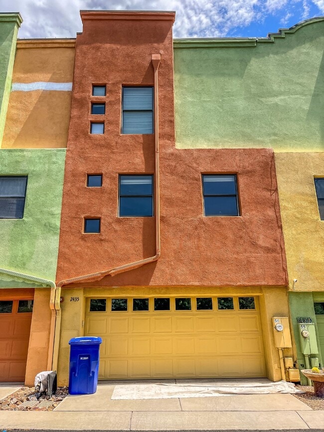 Building Photo - 3 Story townhome