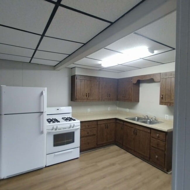 Building Photo - 3345 N Whitehall Rd