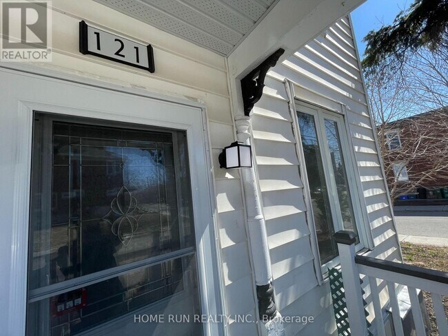 Photo - 121 Concord St S