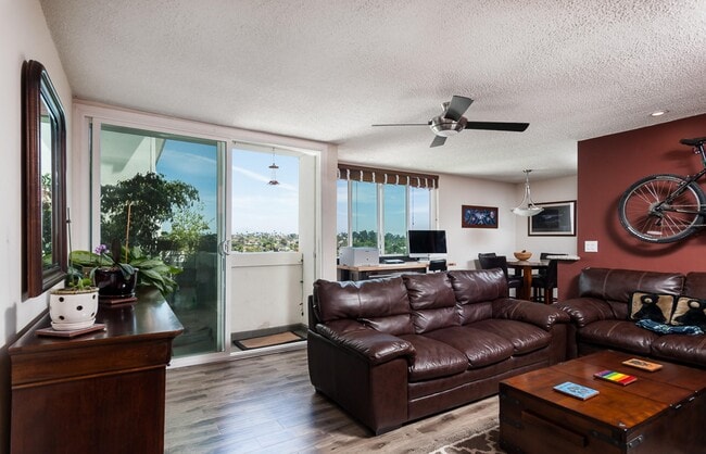 Building Photo - 1907 Robinson Ave Unit 306