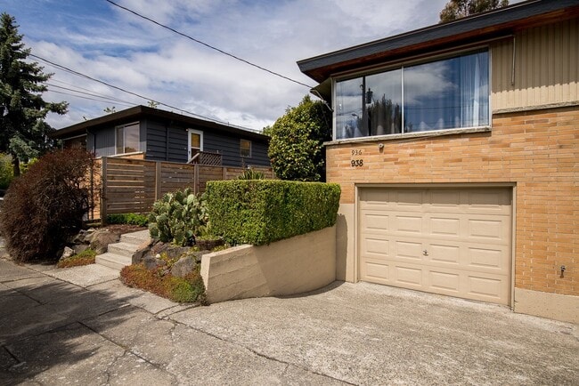 Building Photo - 3 bedroom 2 bath
