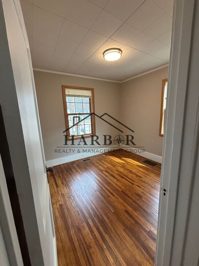 Photo - 800 8th Ave SE