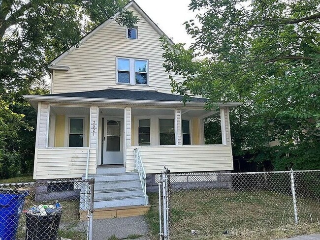 Building Photo - 2021 W 93rd St