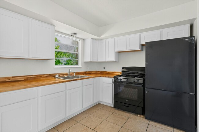 Photo - 1004 Lotus Ave