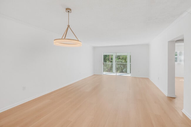 Building Photo - 200 E Royal Palm Rd Unit 2030