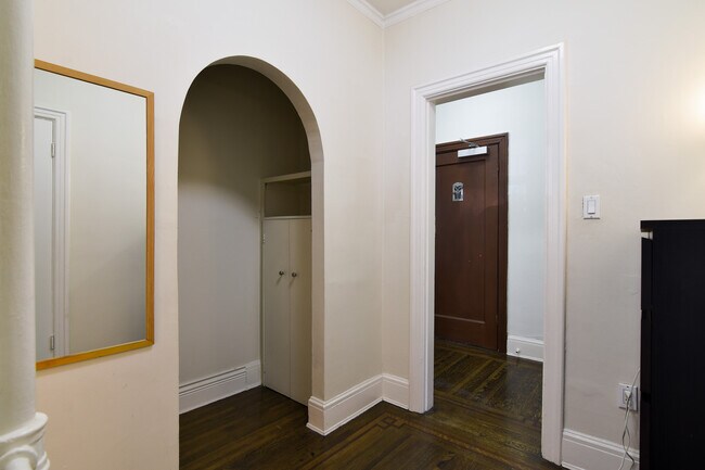 Photo - 935 Jervis St Unit 8