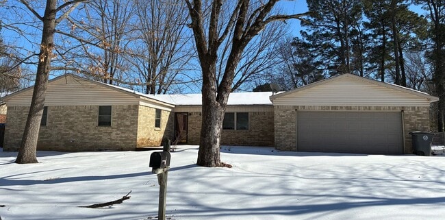 Building Photo - Spacious 4 Bedroom/3 Bath Family Home West End of Searcy