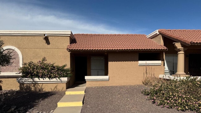 Building Photo - 312 W Yukon Dr Unit 2