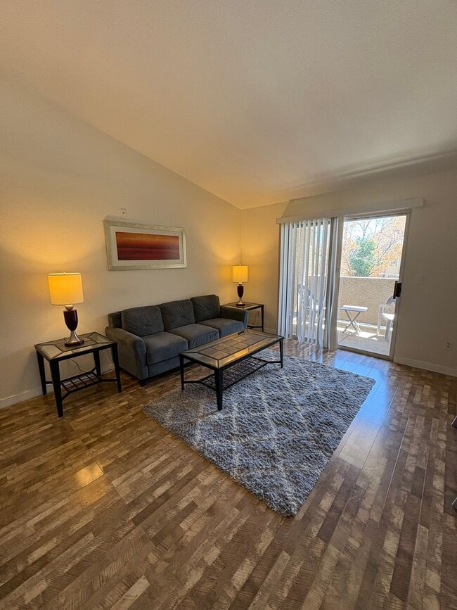 Building Photo - Recently remodeled fully furnished condo a... Unit 2006