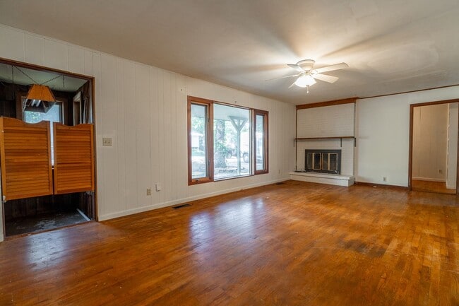 Photo - 4 Bedroom Home near UofA! Park-like yard! Lawn care included! Available for Fall semester!