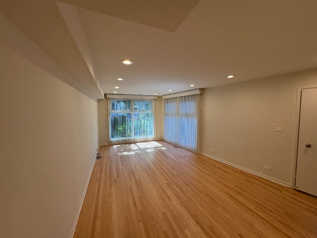 Photo - 1990 Sheridan Rd