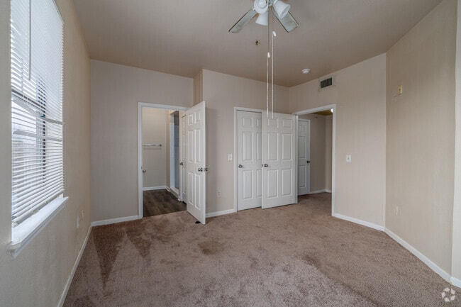 2BR, 2BA - 1,000SF - Primary Bedroom