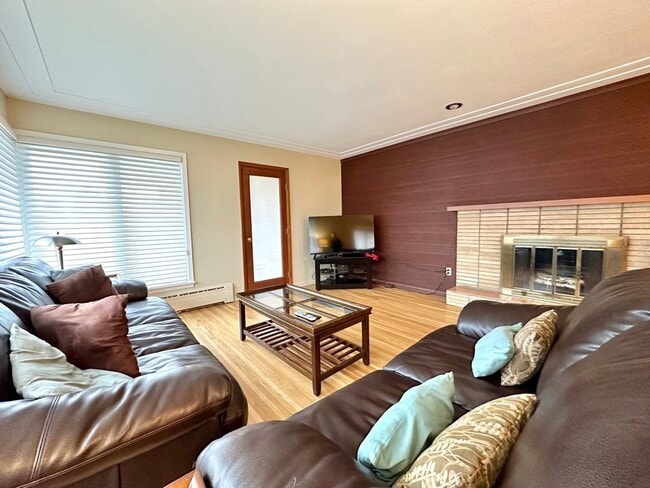 Photo - AVAILABLE Aug. 1 - 4 BEDROOM 3 BATHROOM - GORGEOUS LAKE VIEWS