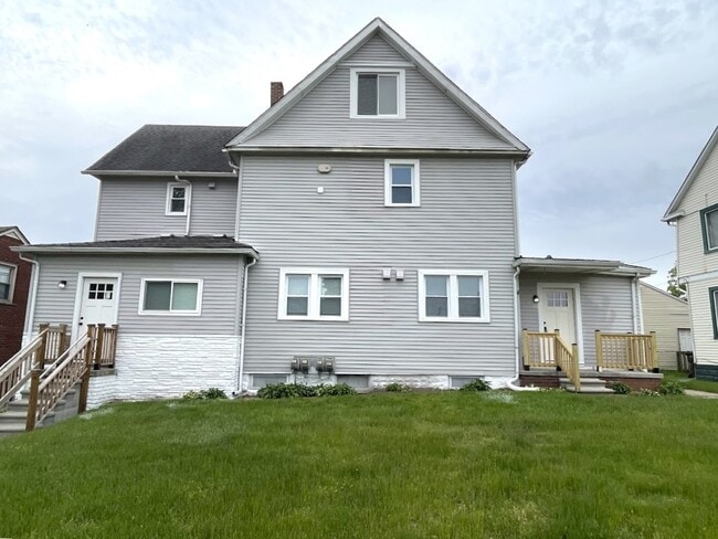 Building Photo - 171 Davis St Rental