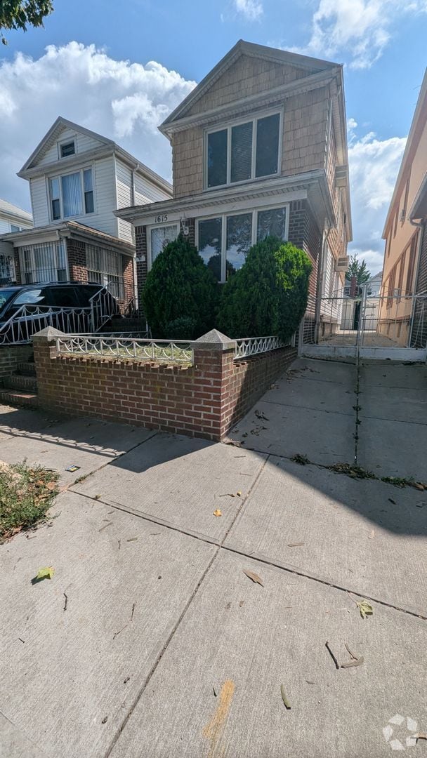 Building Photo - 1615 W 4th St Rental