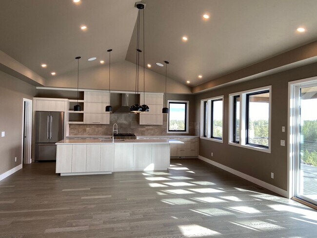 Photo - Newer, Modern Construction Home in Tetherow