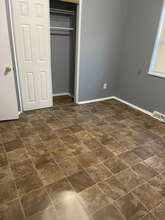 Photo - "Charming 3-Bed Sanctuary in St. Louis – Cozy Comfort Awaits on Ventura Drive!" We accept sectio...