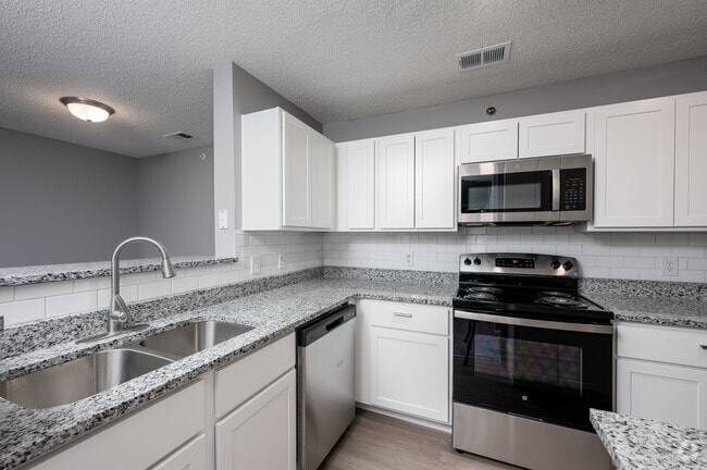 2BR, 2BA - 978SF - Kitchen